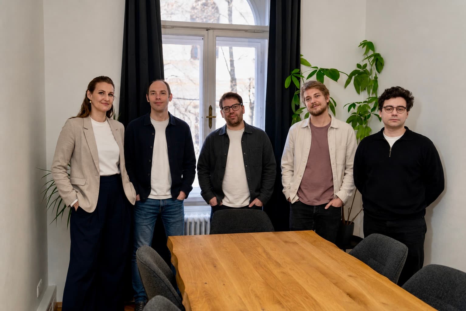 Teammeeting am großen Holztisch im Grazer Büro