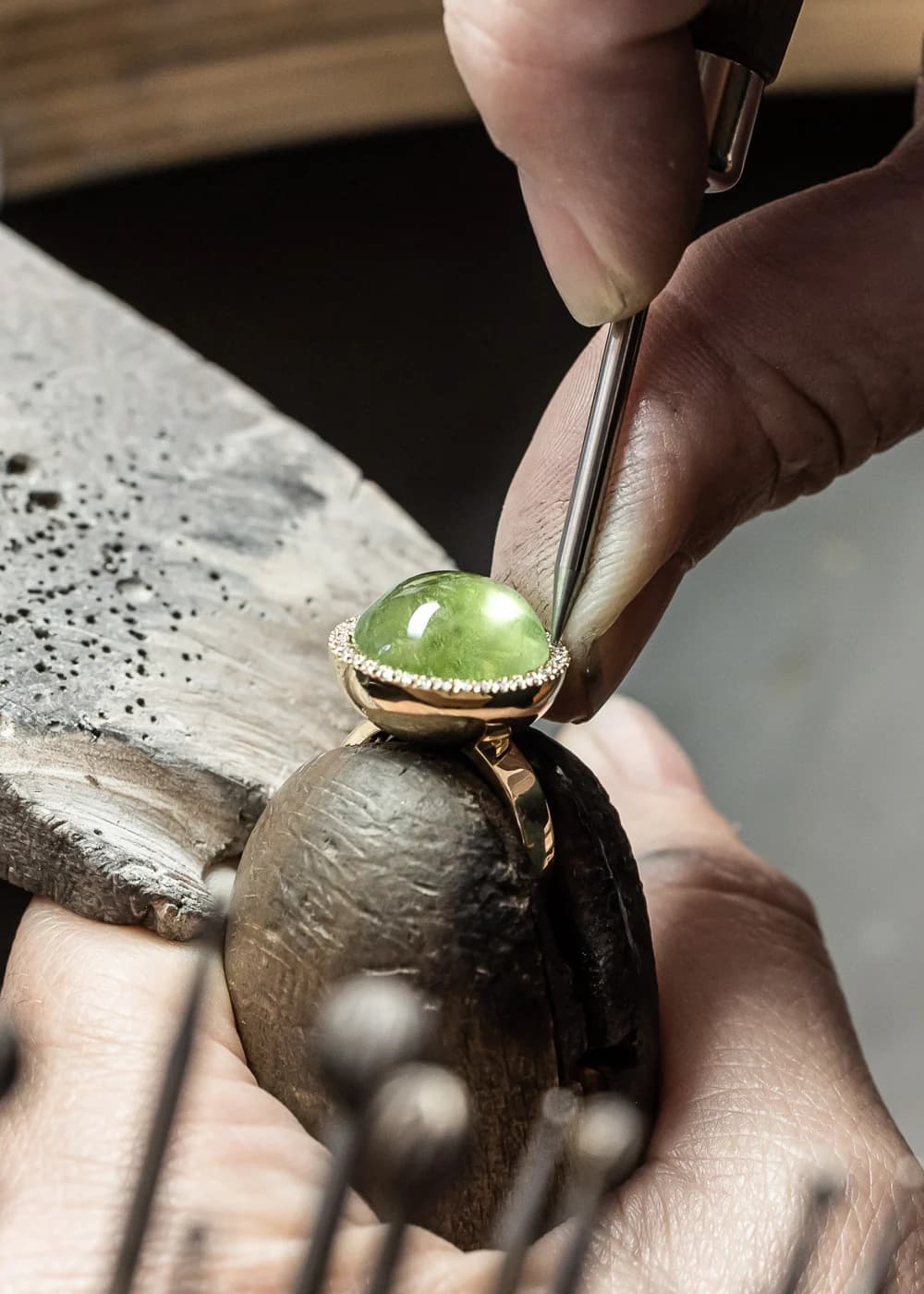 Ein Juwelier der gerade einen Ring bearbeitet.