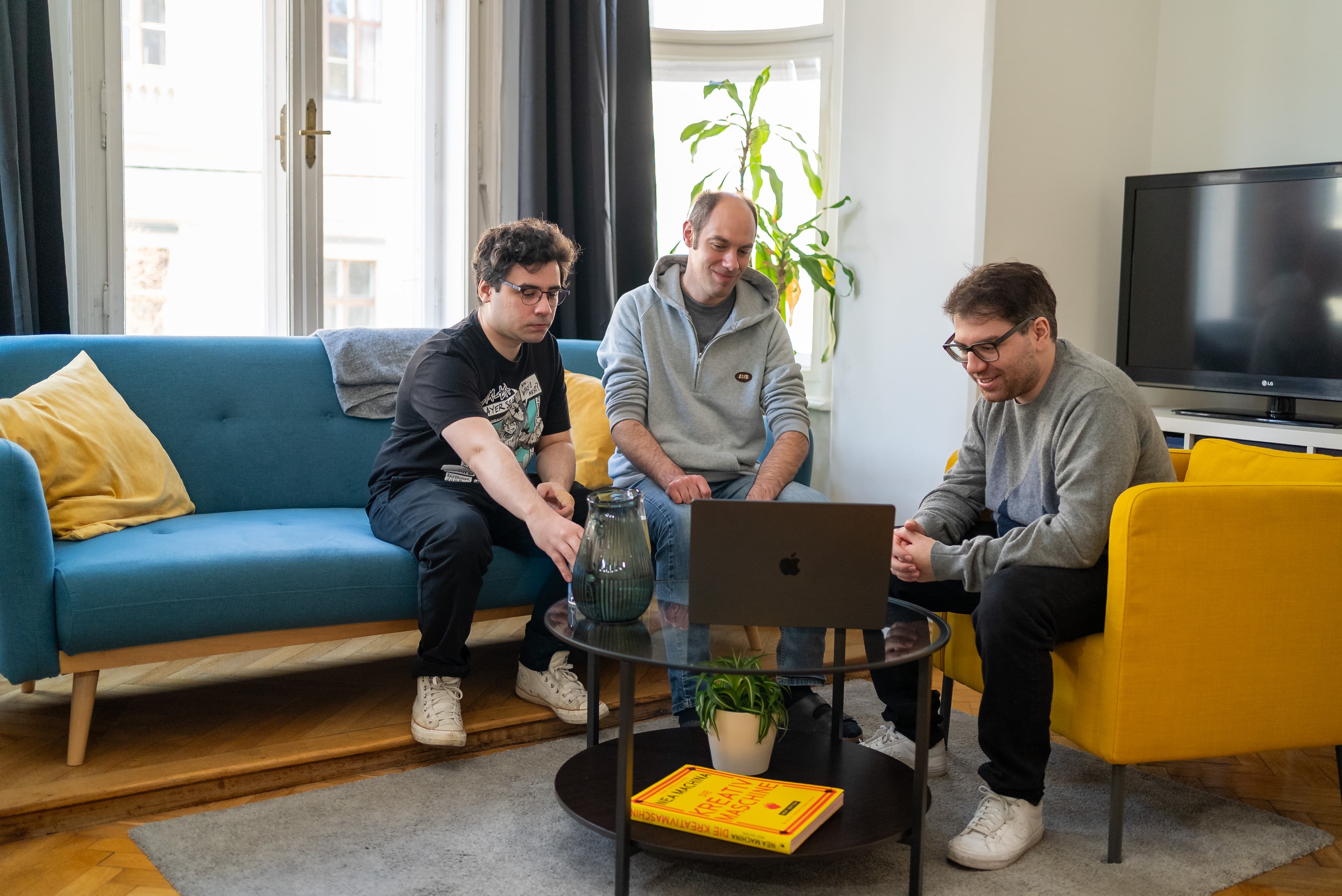 Team arbeitet gemeinsam an einem Websiteprojekt
