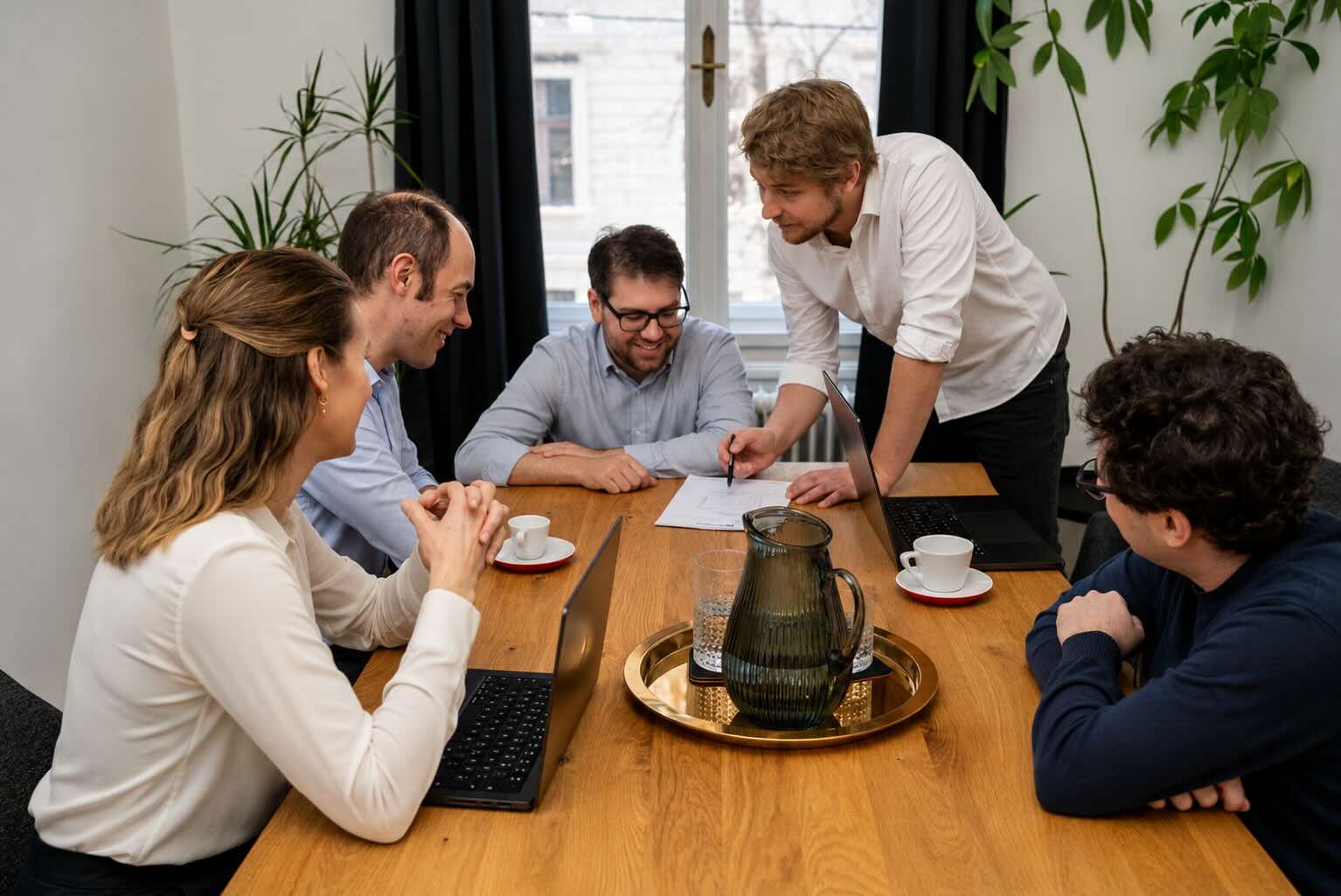 Team arbeitet gemeinsam an einem Websiteprojekt